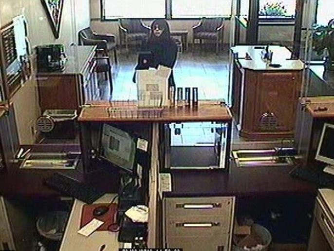 رانيا متحجبة وبنظارات سوداء كما صورتها كاميرا للمراقبة في أحد البنوك