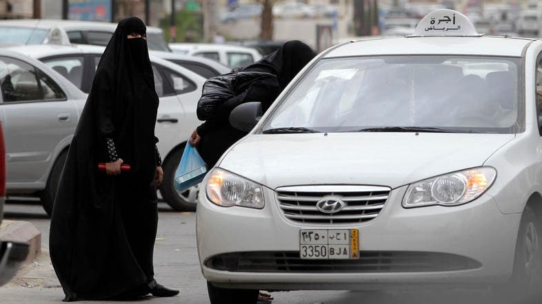 Saudi Women barging with Taxi driver