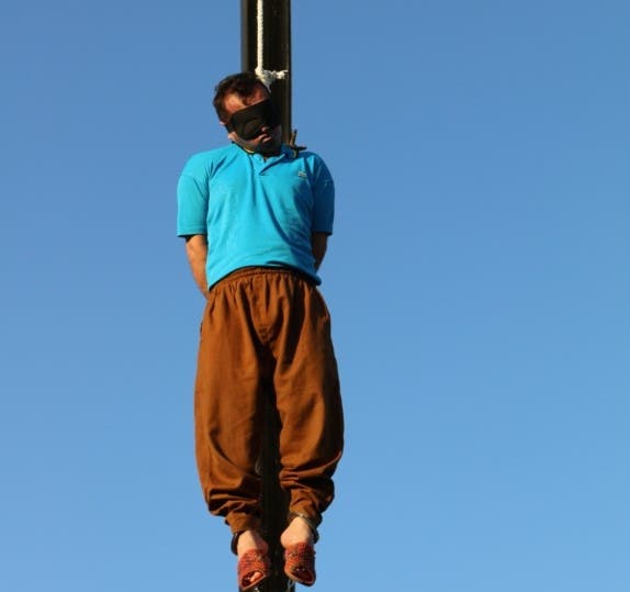 بالصور..هكذا يتم الإعدام في إيران لترهيب الشعب