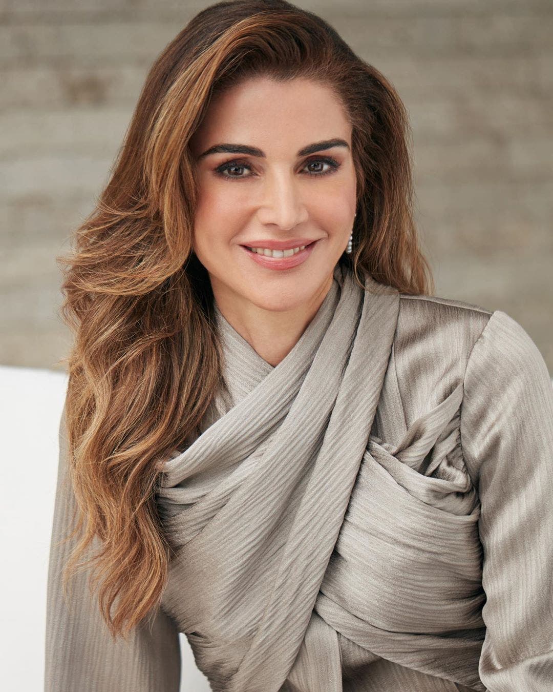 الملكة رانيا بإطلالة تحمل توقيع المصممة اللبنانية دارين هاشم