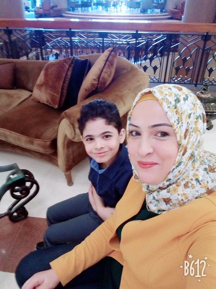 ياسين مع والدته