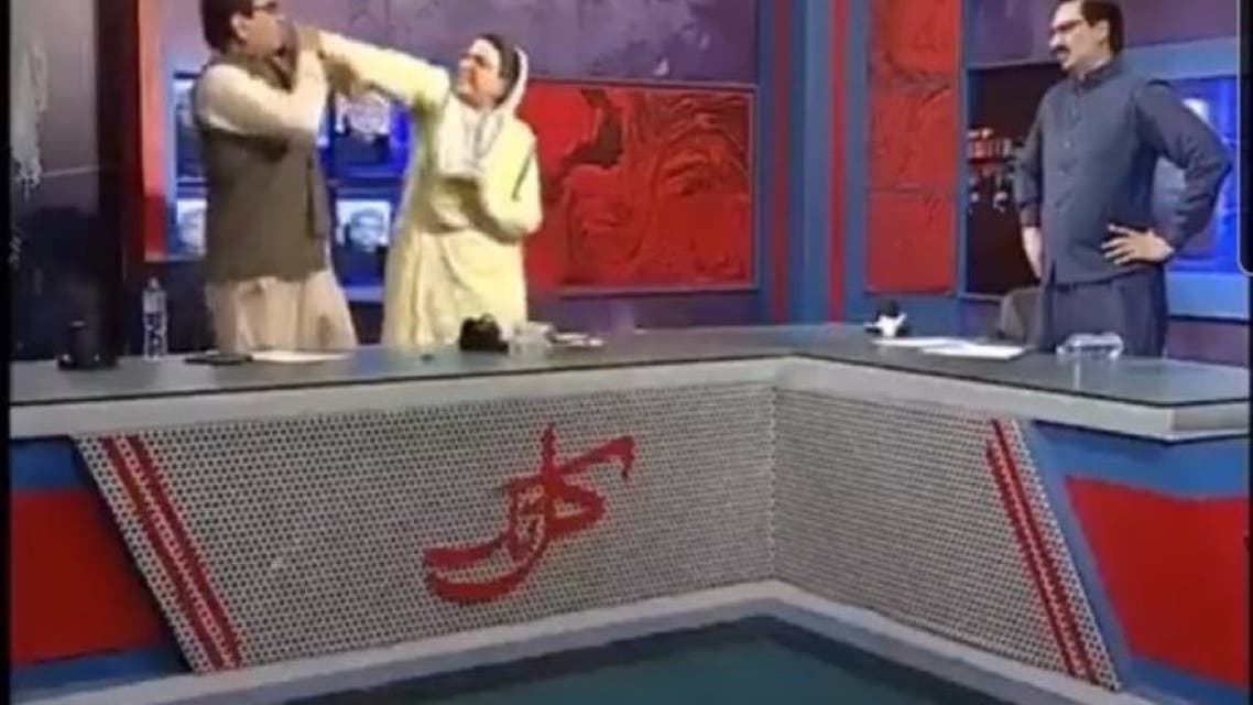 پاکستانی خاتون فردوس عاشق نے ٹی وی شو کے دوران رکنِ اسمبلی کو طمانچہ جڑ دیا پاکستانی خاتون فردوس عاشق نے ٹی وی شو کے دوران رکنِ اسمبلی کو طمانچہ جڑ دیا