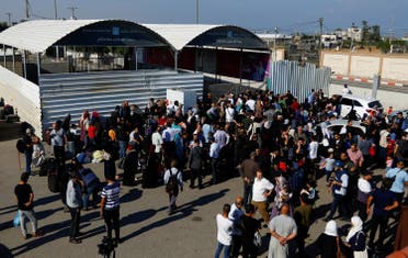 فلسطينيون عند معبر رفح الحدودي - رويترز