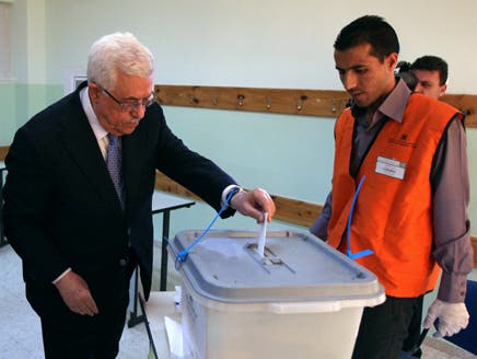 الرئيس الفلسطيني محمود عباس يدلي بصوته