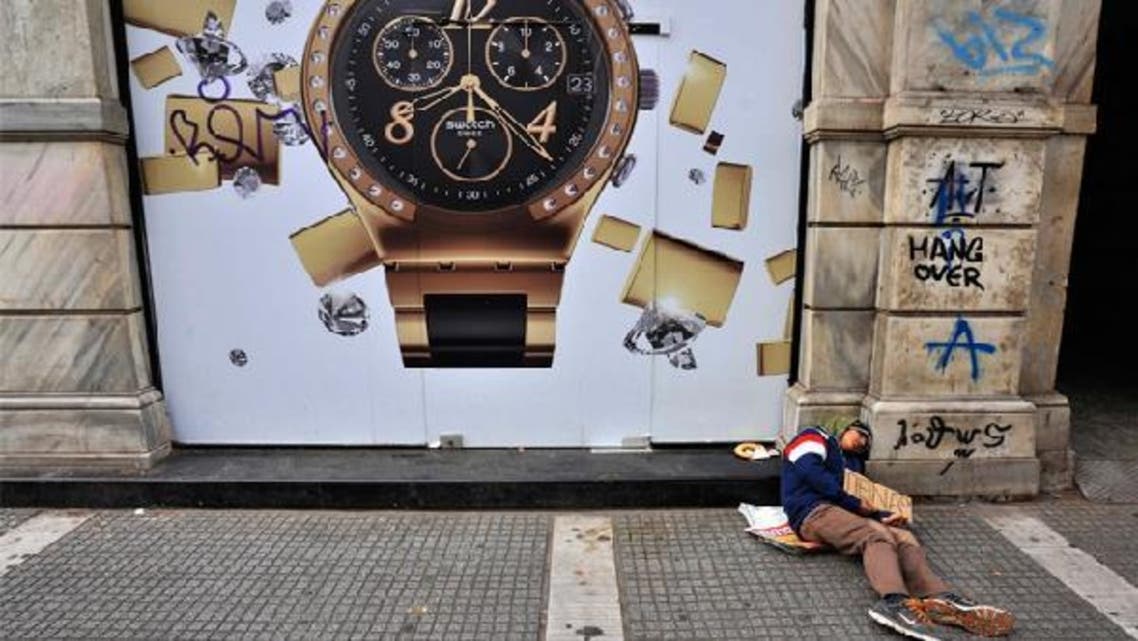 A homeless man holds a sign that reads “I am hungry” in the northern port town of Thessaloniki Jan. 15, 2013. Poverty has visibly increased on the streets of Greece’s second largest city. (Reuters)