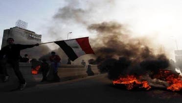 الاہلی کلب کے حامیوں نے قاہرہ کے ایک پل پر ٹائر جلا رکھے ہیں