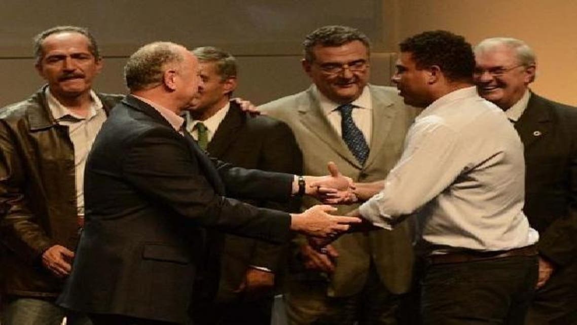رونالدو يصافح مدرب المنتخب البرازيلي سكولاري