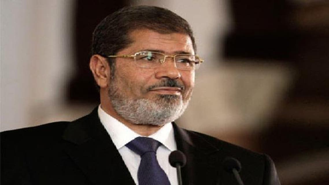 مرسي يلتقي الوزراء الجدد وسط انتقادات بـ\\"أخونة الدولة\\"
