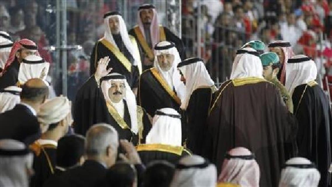 ملك البحرين يحيي الجماهير قبل انطلاق الافتتاح