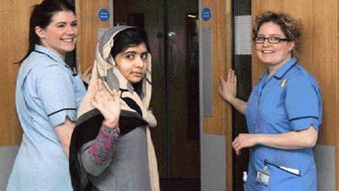ملالہ، نرسوں کی معیت میں ہسپتال سے ڈسچارج ہو رہی ہیں