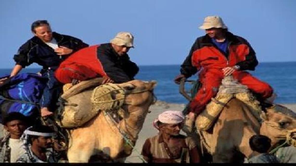أجانب يركبون الجمال في اليمن