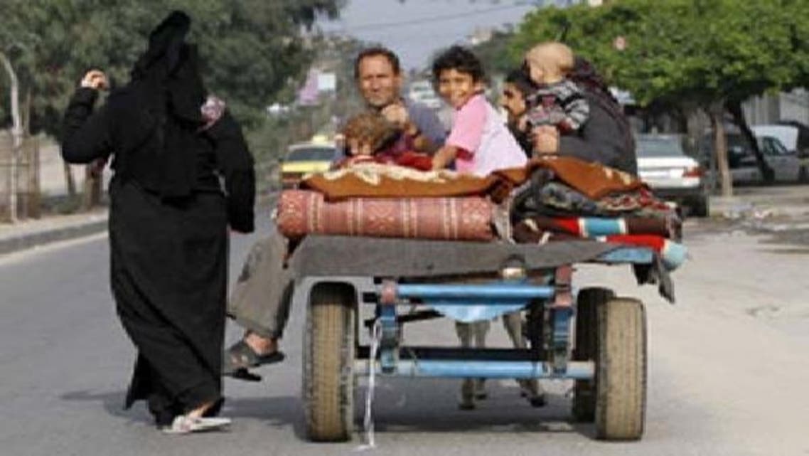 غزہ میں جنگ بندی کے بعد بے گھر ہونے والا خاندان اپنی گدھا گاڑی پر واپس جا رہا ہے