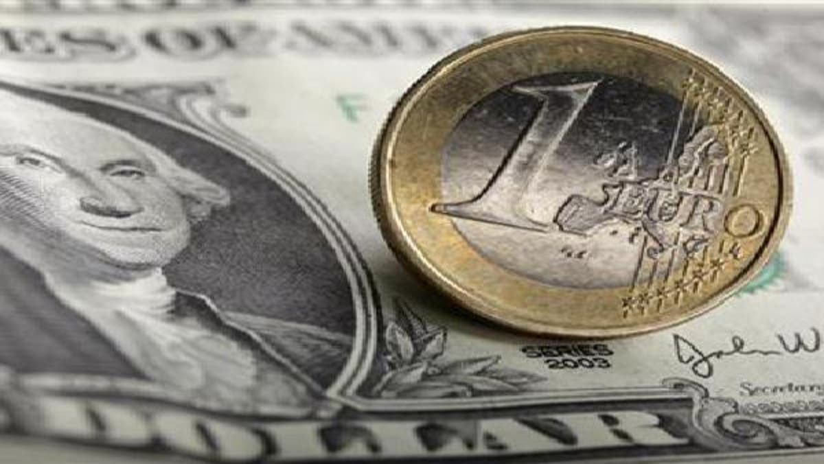 اليورو يهوي إلى أدنى مستوى منذ عامين أمام الدولار