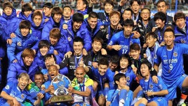 South Korea\'s Ulsan Hyundai players celebrate with the trophy after winning the AFC Champions League football final against Saudi Arabia\'s Al Ahli in Ulsan, some 300 kms southeast of Seoul, on Nov. 10, 2012. (AFP)
