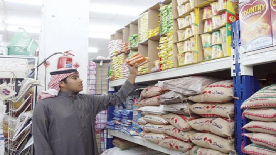 مواطن في سوق للمواد الغذائية