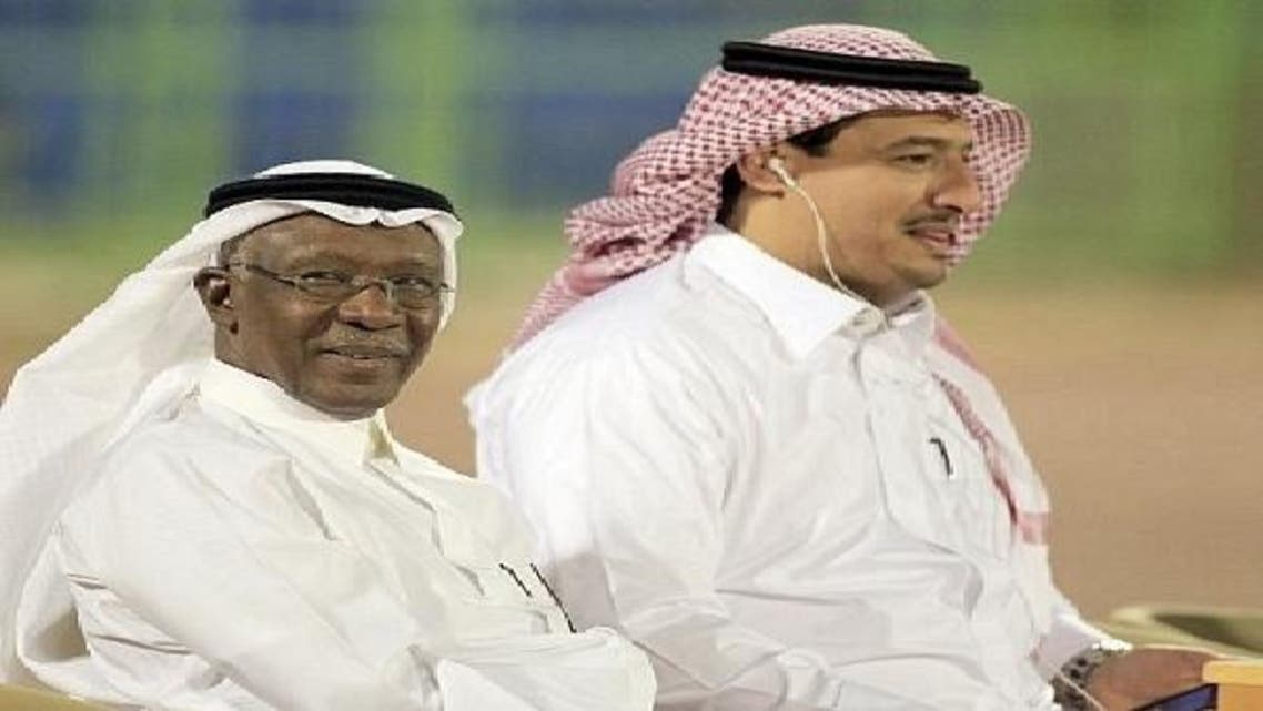 أحمد عيد (يسار) ومحمد المسحل رئيس إدارة شؤون المنتخبات السعودية