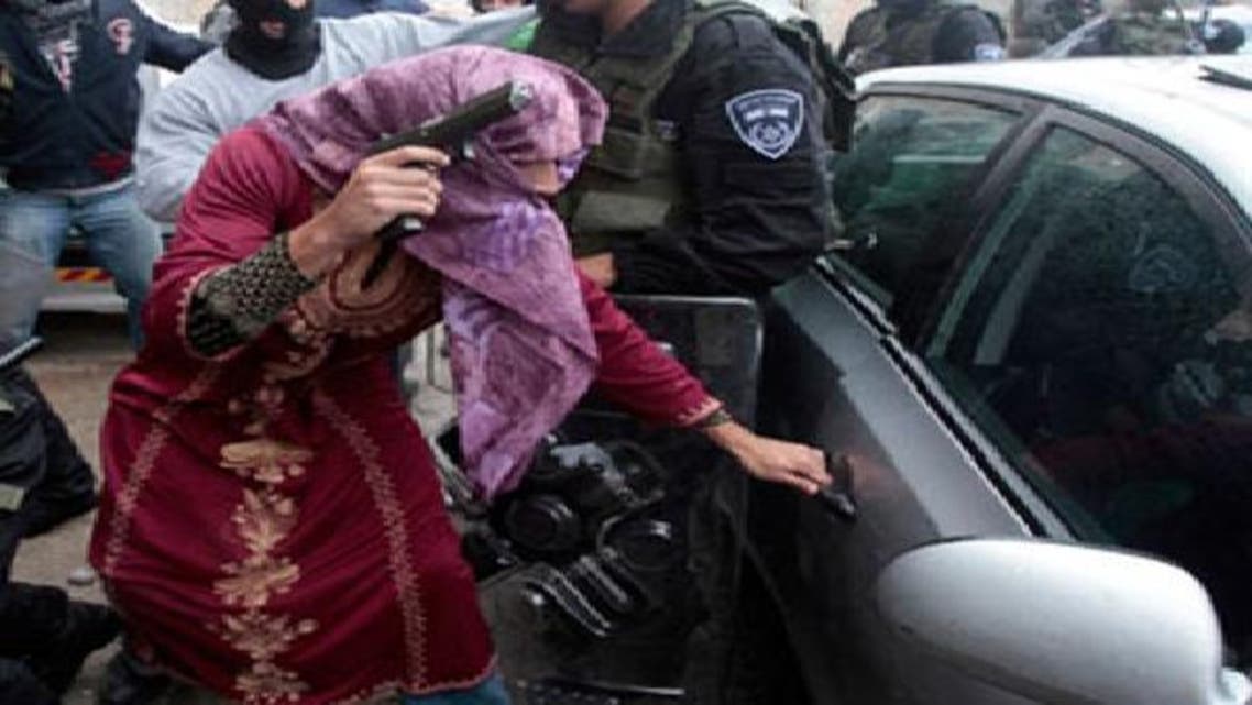 شرطي إسرائيلي متخف بزي امرأة عربية