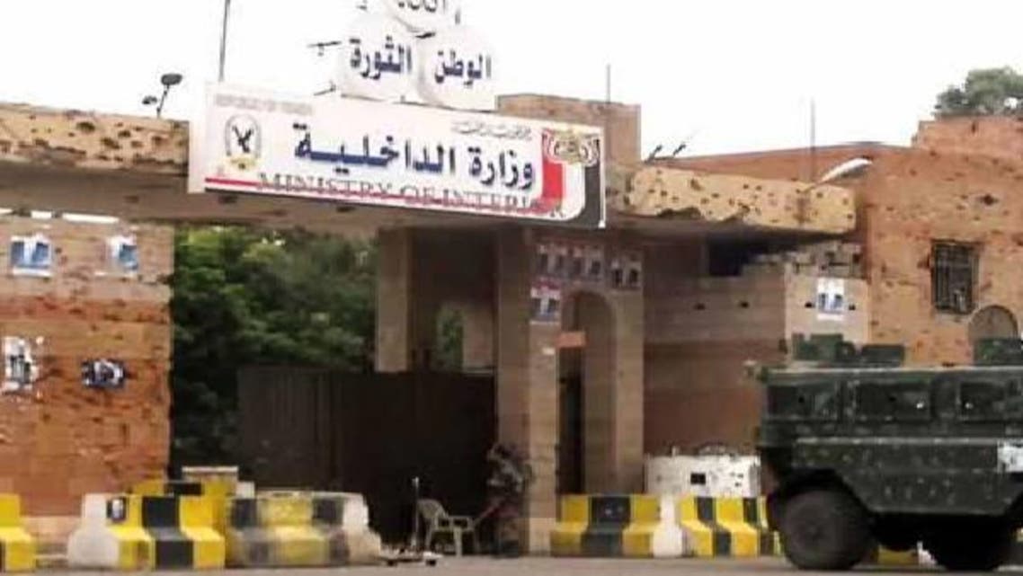 مبنى \\"الداخلية\\" اليمنية لم يسلم من قذائف المسلحين القبليين