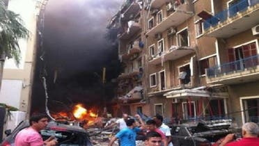 بیروت کے علاقے اشرافیہ میں ہونے والے دھماکے کے بعد عمارت میں آگ لگی ہوئی ہے