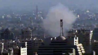 دمشق کے جنوب مغربی علاقے کفر سوسہ میں شامی فوج کی گولہ باری کے بعد عمارتوں سے دھواں اٹھ رہا ہے۔
