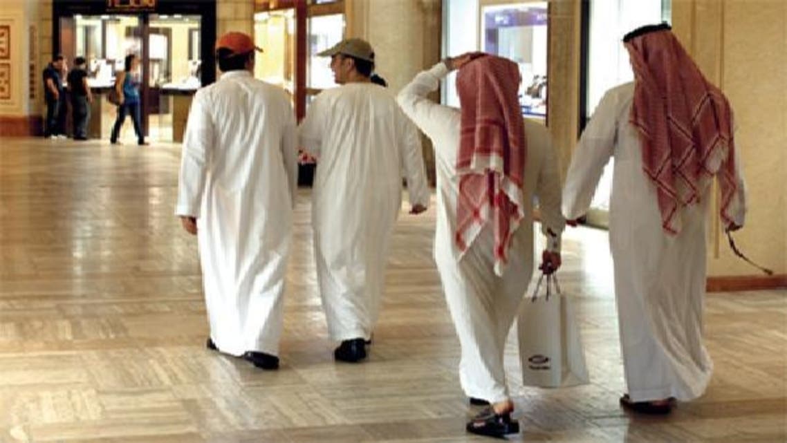 سعوديون في أحد مولات إمارة دبي