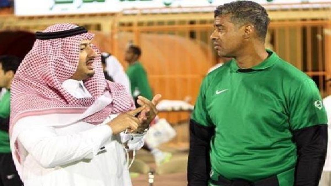 المسحل وبجانبه مدرب المنتخب السعودي ريكارد