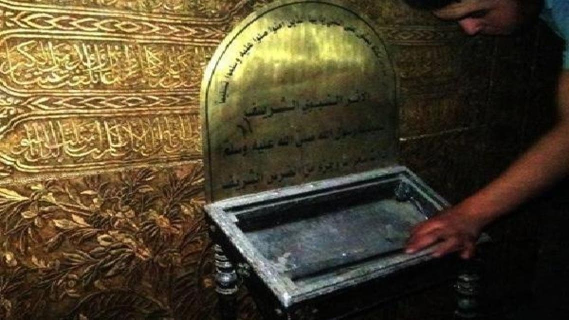 دندان اور موئے مبارک کی زیارت کے لئے بنایا گیا خالی فریم منہ چڑا رہا ہے