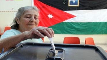 ایک معمر اردنی خاتون 2010ء میں منعقدہ عام انتخابات میں اپنا حق رائے دہی استعمال کر رہی ہیں