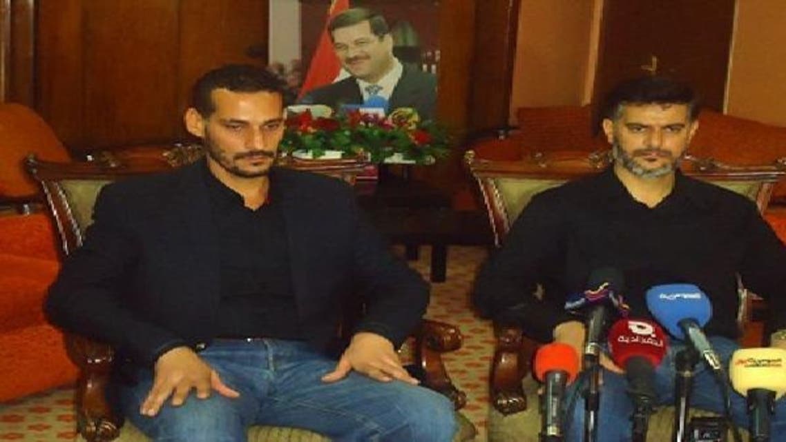 گورنر بصرا کے بھائی نیوز کانفرنس سے خطاب کر رہے ہیں