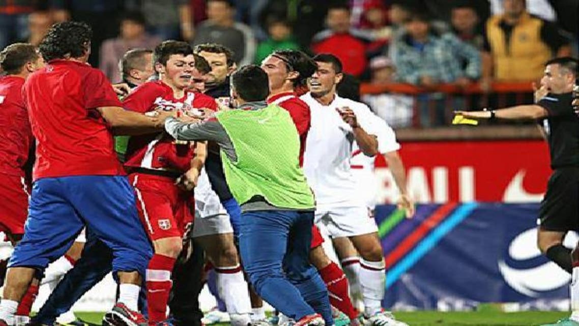 مباراة بين إنكلترا وصربيا تتحول إلى حلبة مصارعة