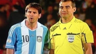 Referee captures attention with Messi photograph