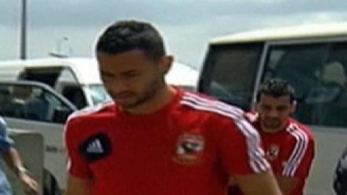 لاعبو الأهلي يتجهون للملعب