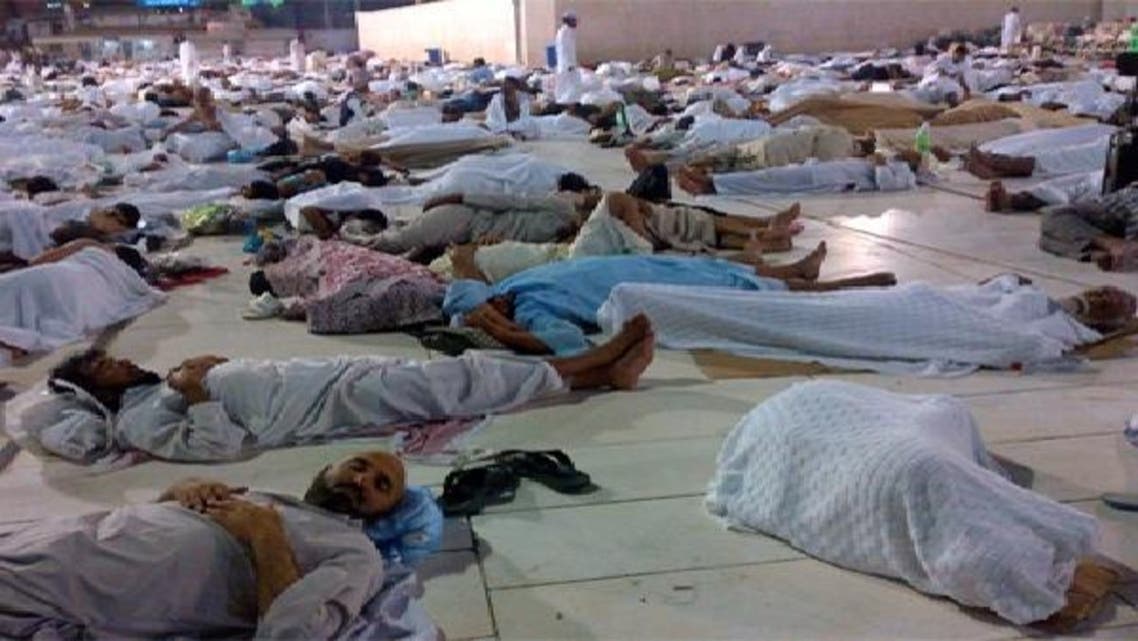\' زمین پر لیٹے حاجی، حج سہولیات کی راہ میں رکاوٹ ہیں\'