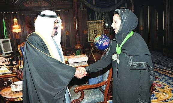 خادم الحرمين يصافح الدكتورة خولة الكريع