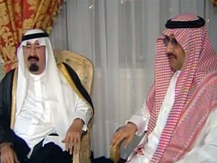 الأمير محمد بن نايف خلال أحد لقاءاته بالملك عبدالله