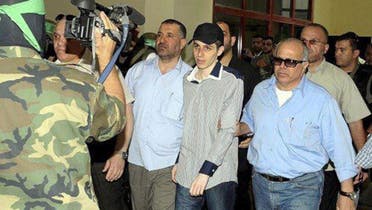 شاليط متوسطاً كلاً من أحمد الجعبرى على اليسار ومدير المخابرات المصرية الحالى رأفت شحاتة