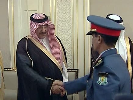 الأمير محمد بن نايف خلال تكريمه لأحد رجال الداخلية