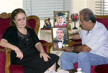 والدا اللبناني جود موسى مع صورته