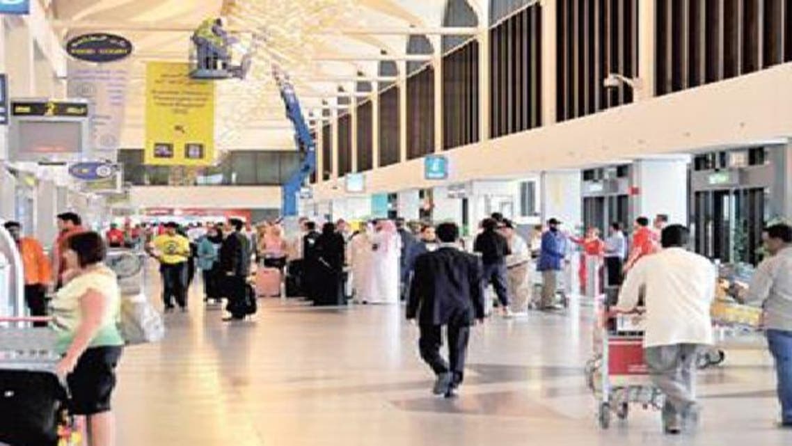 مسافرون عبر مطار دبي الدولي