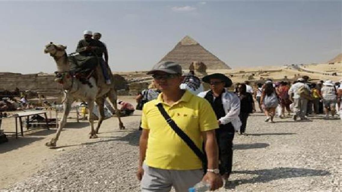 سياح بمنطقة الأهرامات في مصر
