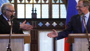 الاخضر الابراہیمی ماسکو میں روسی وزیر خارجہ سرگئی لاروف کے ساتھ مشترکہ نیوز کانفرنس سے خطاب کر رہے ہیں