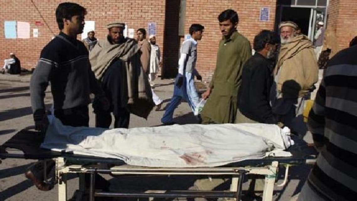 پشاور میں 18دسمبر کومسلح افراد کے حملے میں قتل ہونے والی ایک خاتون کارکن کی لاش اسپتال لائی جارہی ہے۔فائل