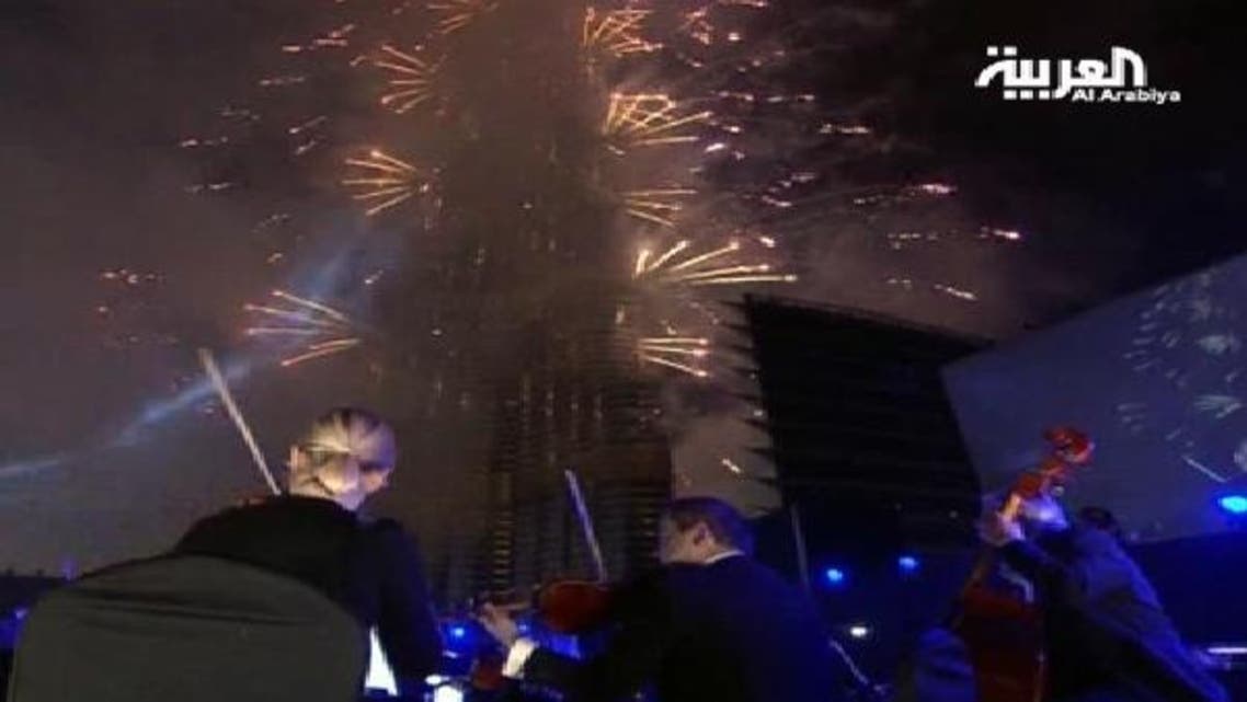 دبي تستقبل 2013 بألعاب نارية تبهر زوار أطول برج بالعالم