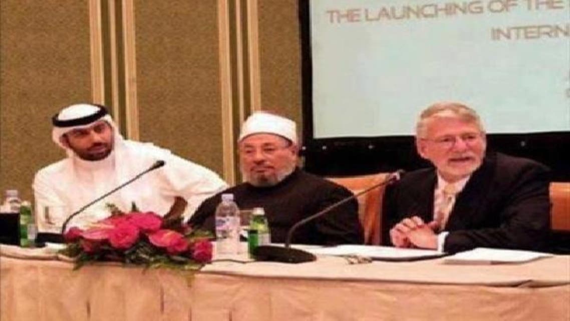 من اليمين المنتج باري أوزبورن والقرضاوي وأحمد الهاشمي