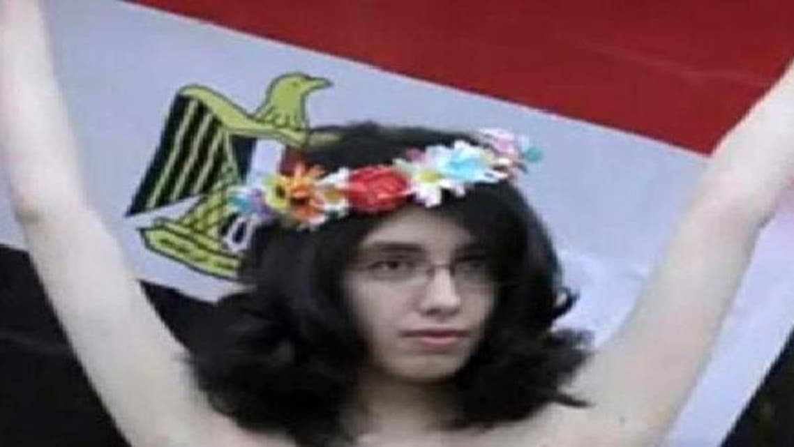 مصری دستور میں ترمیم کے خلاف عریاں احتجاج کرنے والی دوشیزہ ہدف تنقید