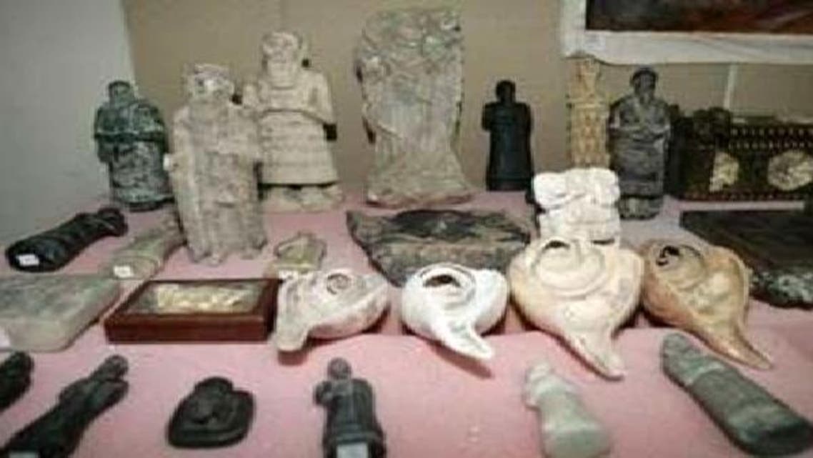 ضبط 3 مومياوات وعدد من القطع الأثرية بحوزة سائقين