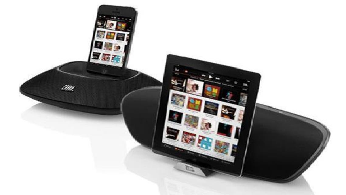 \\"JBL\\" تطلق أول ملحقات بالعالم تدعم موصل آبل الجديد