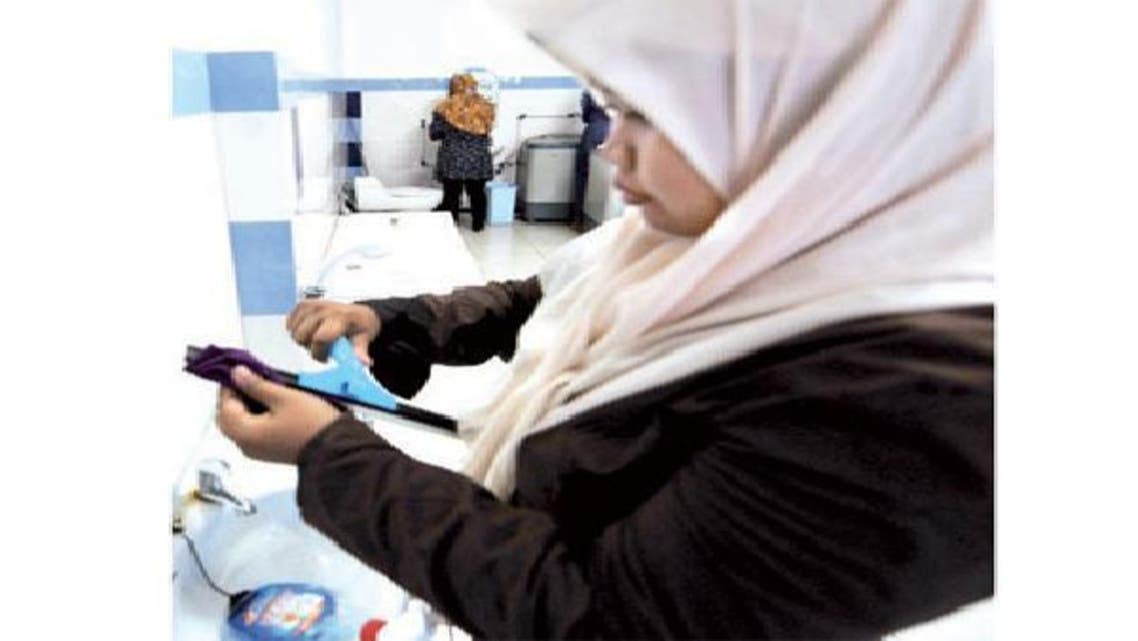عاملة منزلية من جنسية آسيوية في السعودية