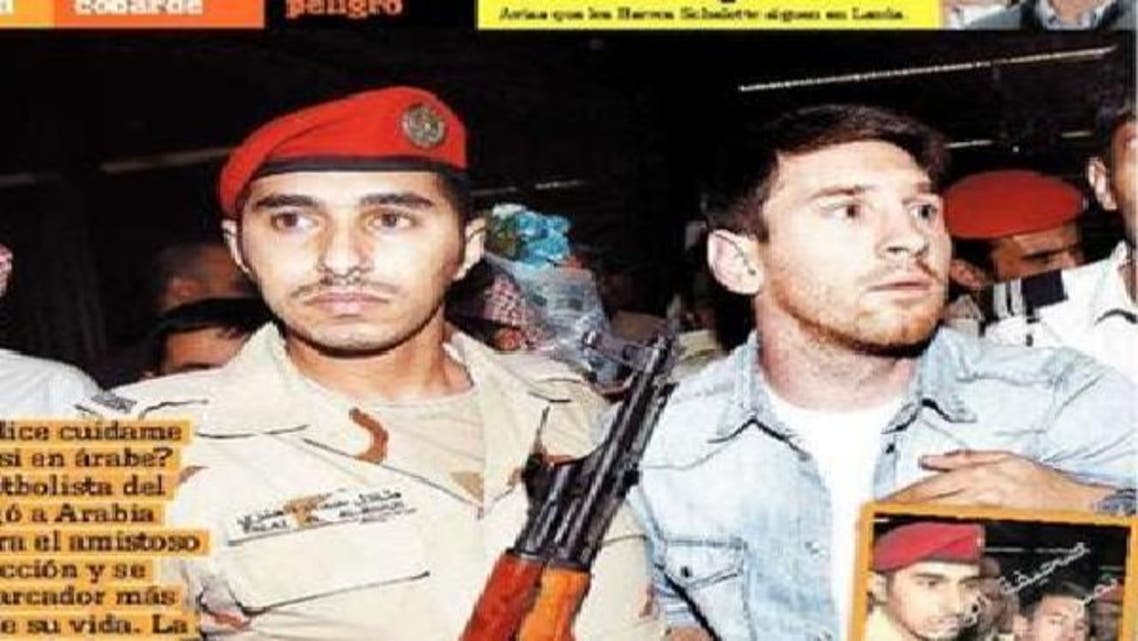 بارسلونا کے سپر اسٹار لیونل میسی کو سعودی سکیورٹی اہلکار ان کے مداحوں اور صحافیوں کے ہجوم سے نکال کر لے جانے کی کوشش کر رہے ہیں