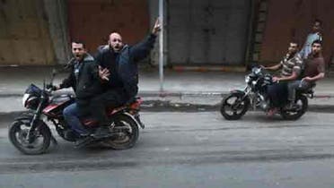 فلسطینی نوجوان مشتبہ اسرائیلی جاسوس کی نعش سڑک پر گھسیٹ رہے ہیں